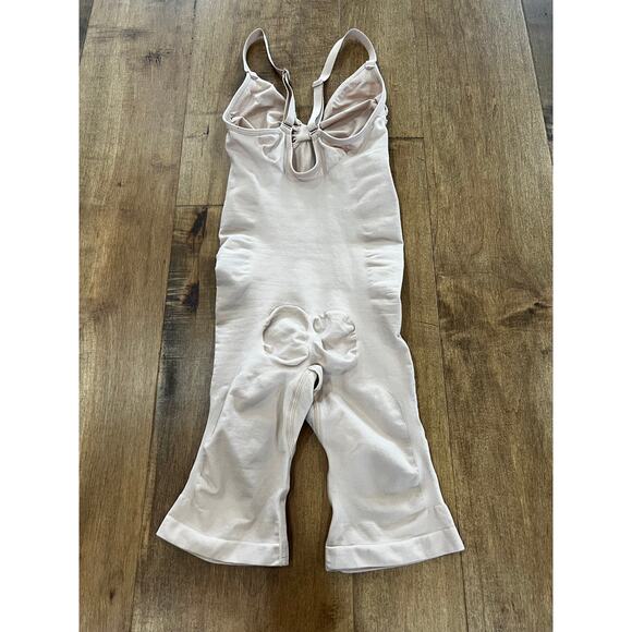 SKIMS Mid Thigh Sculpting Bodysuit - Picture 3 of 4